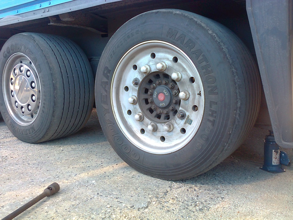 Замена энергоаккумулятора на Schmitz-це. — Mercedes-Benz Actros, 9,9 л ...