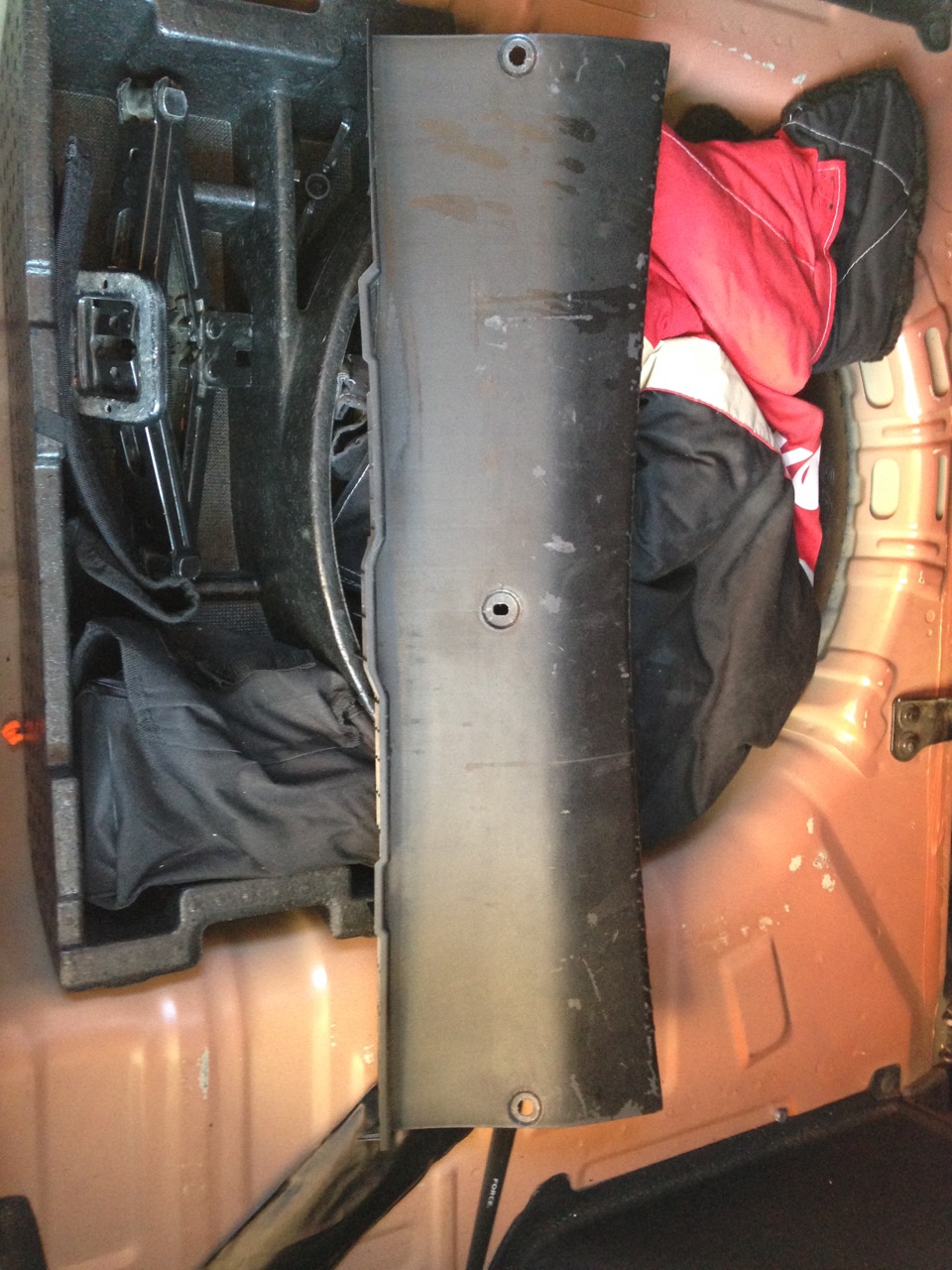 Обтяжка карпетом пластикового порога багажника — KIA Rio (2G), 1,4 л ...