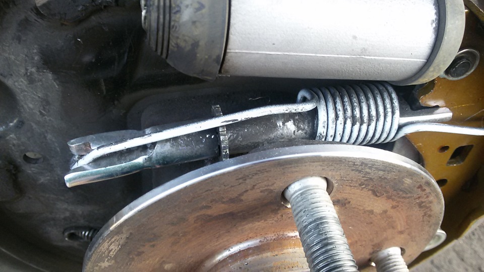 регулировочный болт закручен. Хотя нет необходимости закручивать его полностью. После окончания установки отверткой крутим кольцо вверх, для разводки колодок. — Toyota Corolla Fielder (E130)