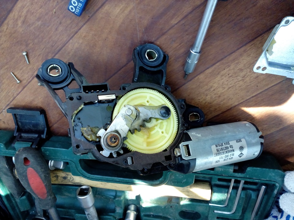 Задний стеклоочиститель гольф 4 артикул. 3. Мотор стеклоочистителя bmw 530d. Механизм заднего стеклоочистителя. Мотор дворников королла 110.