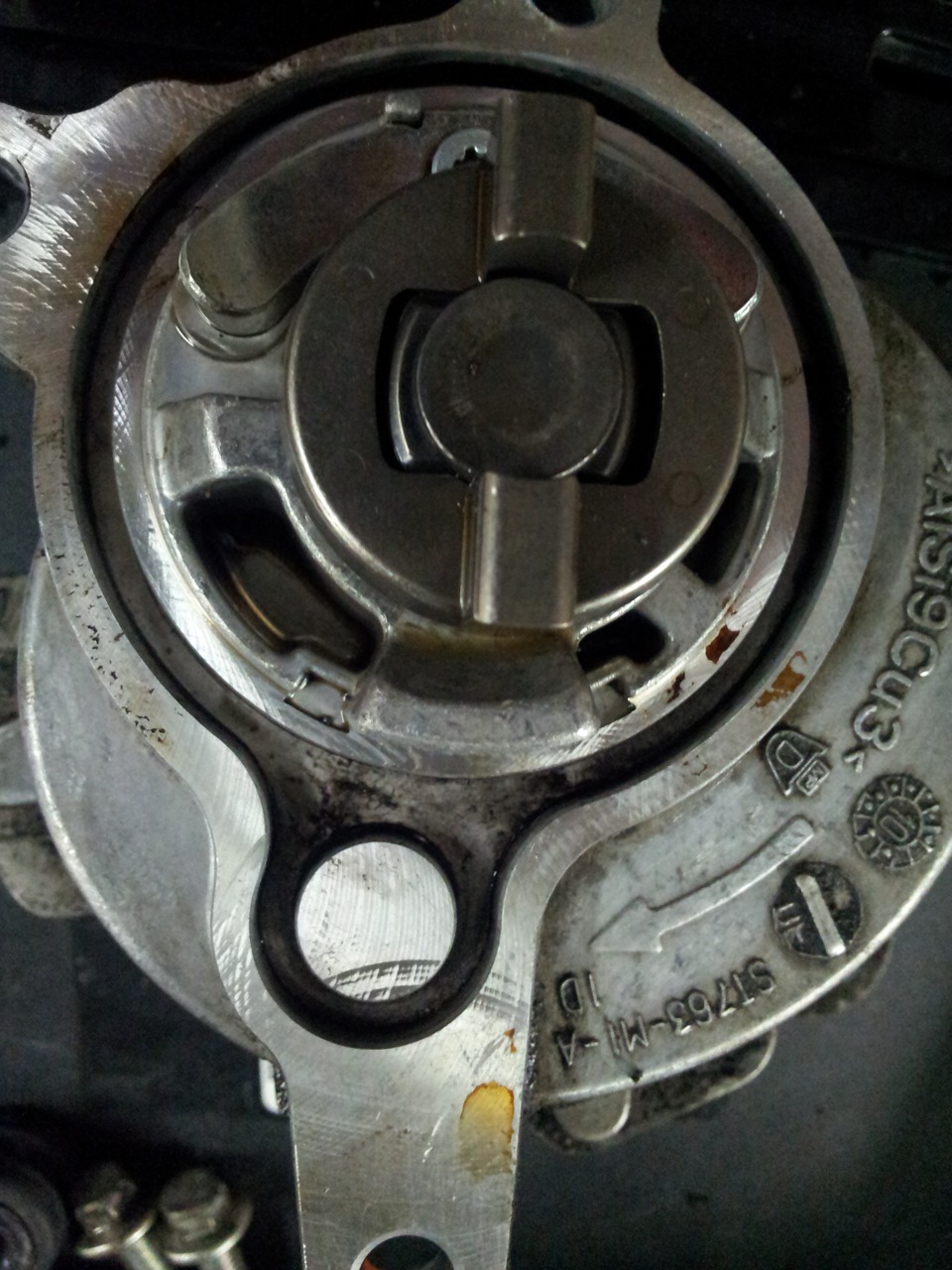 Течь из под Вакуумный насос — Ford Mondeo IV, 2 л, 2011 года | своими ...