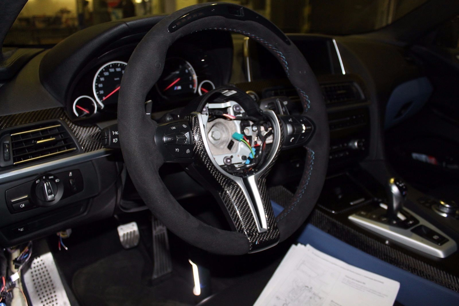 руль с тахометром. руль бмв м4. индикаторы на руле bmw f90. руль с тахометром. руль с дисплеем bmw е60.