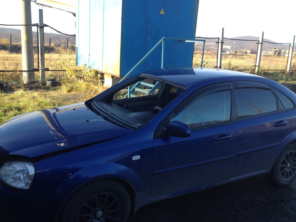 Кое-как убив времени 3 часа, в 13:00 приходим забирать машину, и видим достаточно удручающую картину. Машина не готова — Chevrolet Lacetti Sedan