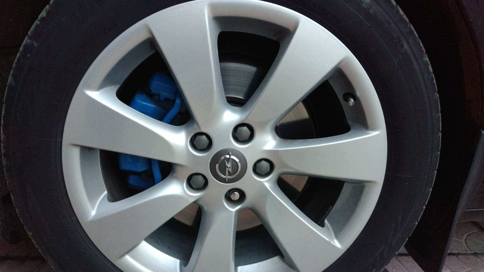 Колпачки на гайки — Opel Astra J GTC, 1,8 л, 2012 года | стайлинг | DRIVE2
