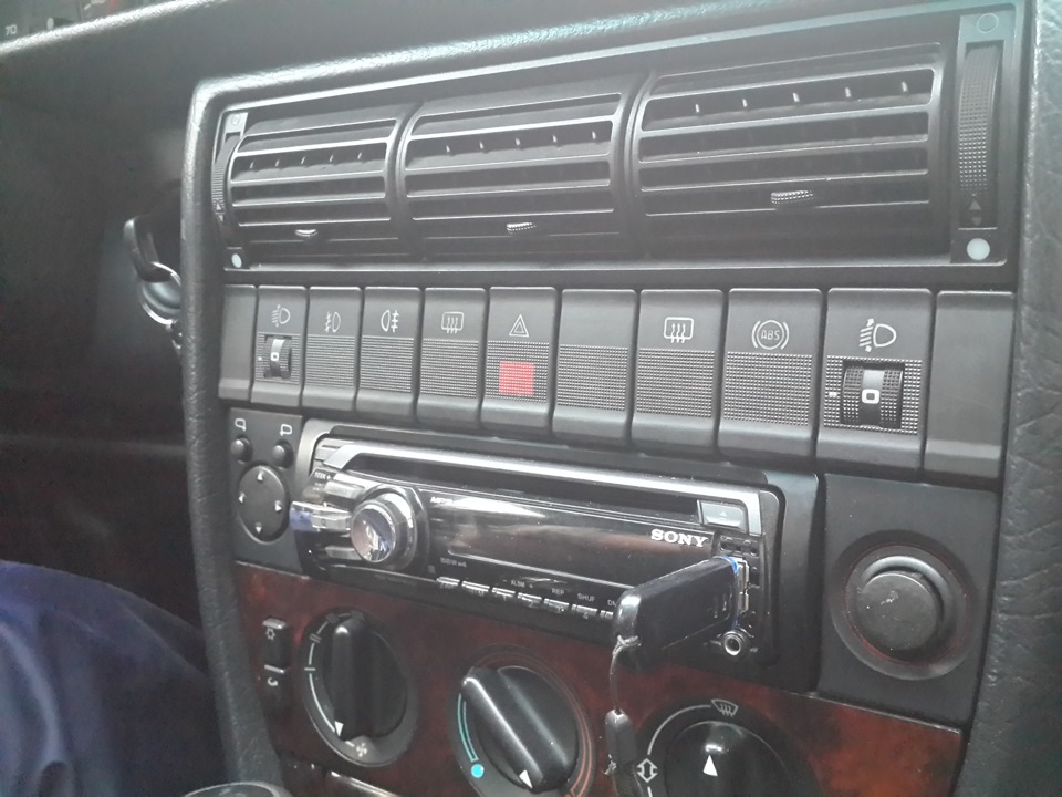 Центральная консоль ауди 80. Консоль ауди 100. Центральная консоль ауди 80 б3. Консоль под планшет ауди 80. Центральная консоль ауди 80.