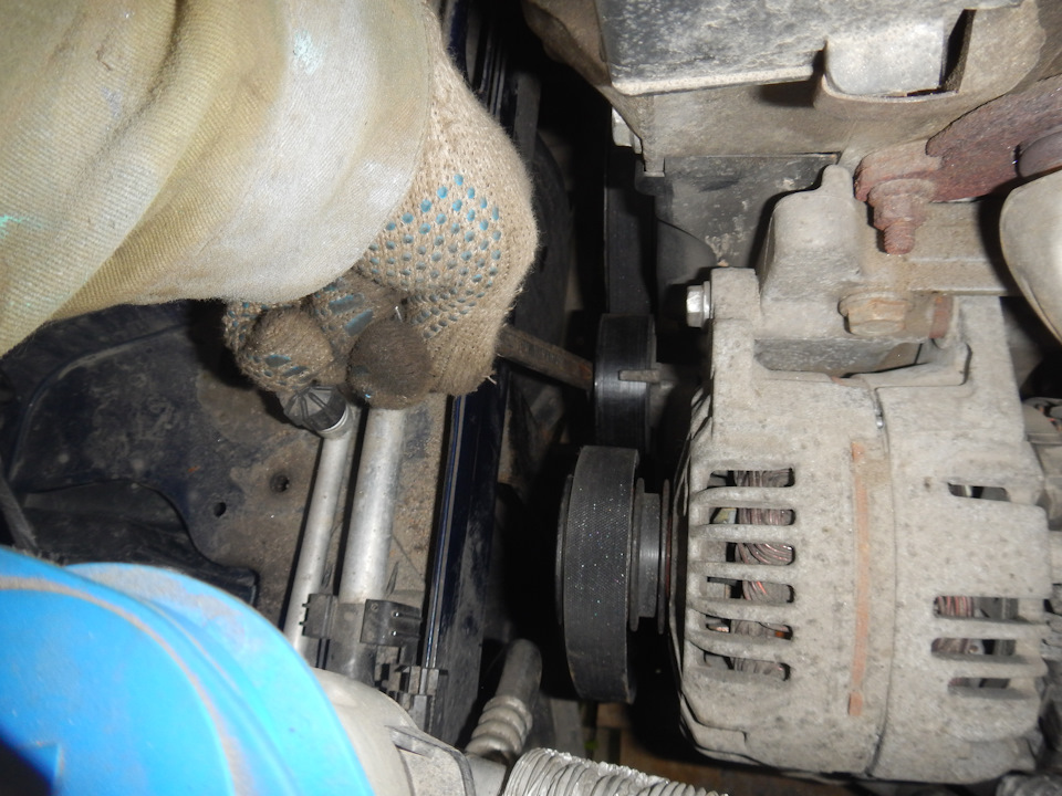 На фото видно как ослаблен приводной ремень — Skoda Fabia Mk2