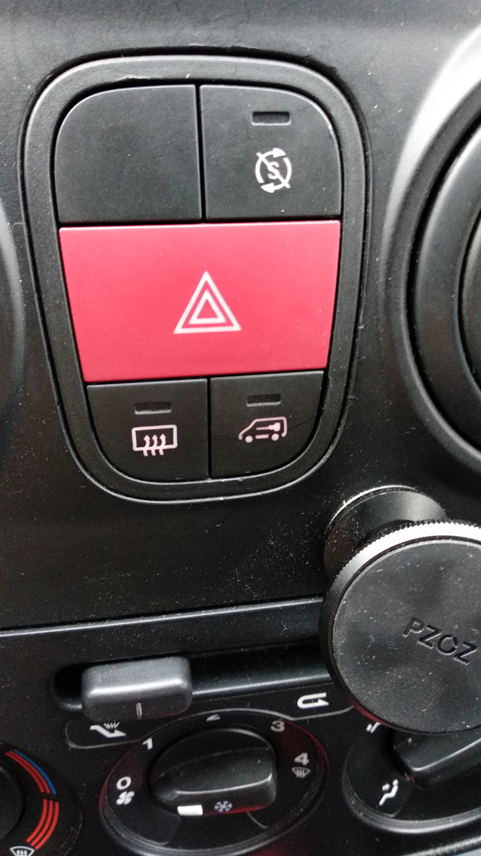 007. Кнопка открытия багажника — Peugeot Bipper, 1,3 л, 2011 года ...