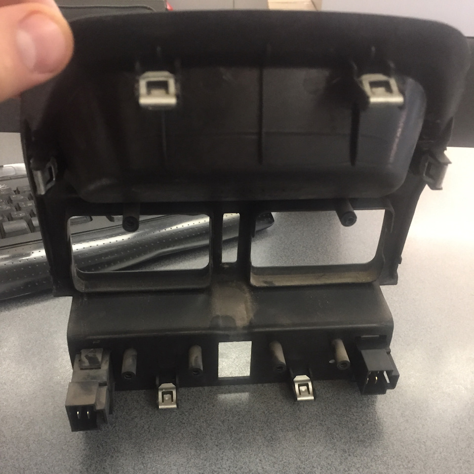 Демонтаж пластика в центре торпедо, замена кнопок и воздуховодов ...