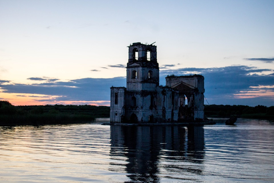 Затонувший храм. Церковь Рождества Христова (Крохино). Рыбинское водохранилище затопленный город. Деревня Крохино. Затопленные деревни Рыбинского водохранилища.