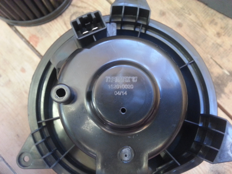 На оригинальном кстати дырочки такой нет. Интересно зачем она? Пыль от щеток чтоб ссыпалась? — Ford Mondeo III