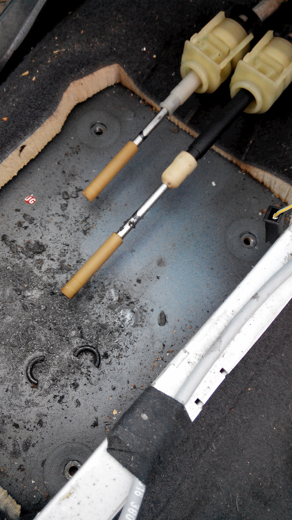 Грязь и остатки резинового колечка на посадочном месте кулисы. — Opel Astra G