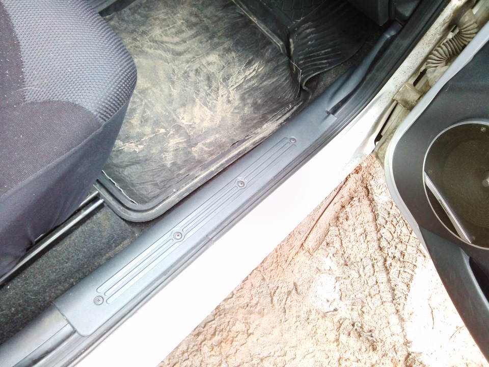 Прикупил пороги — Lada Гранта, 1,6 л, 2012 года | аксессуары | DRIVE2