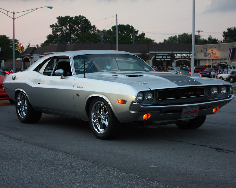 dodge challenger история модели. 5d74c1es 960. dodge challenger история модели фото. dodge challenger история модели-5d74c1es 960. картинка dodge challenger история модели. картинка 5d74c1es 960. Компактный по американским меркам спортивный автомобиль Dodge Challenger, относившийся к категории «пони-каров», дебютировал в 1970 году. Модель была хорошо принята покупателями, в первый же год было продано 77 тысяч машин с кузовами хардтоп и кабриолет. Challenger оснащался рядным шестицилиндровым двигателем 3.7 мощностью 145 л. с. и V-образными «восьмерками» объемом от 5,2 до 7,2 литров (230–390 л. с.) Самой мощной была модификация 426 Hemi с семилитровым мотором, развивавшим 425 «лошадей». dodge challenger история модели. 5d74c1es 960. dodge challenger история модели фото. dodge challenger история модели-5d74c1es 960. картинка dodge challenger история модели. картинка 5d74c1es 960. Компактный по американским меркам спортивный автомобиль Dodge Challenger, относившийся к категории «пони-каров», дебютировал в 1970 году. Модель была хорошо принята покупателями, в первый же год было продано 77 тысяч машин с кузовами хардтоп и кабриолет. Challenger оснащался рядным шестицилиндровым двигателем 3.7 мощностью 145 л. с. и V-образными «восьмерками» объемом от 5,2 до 7,2 литров (230–390 л. с.) Самой мощной была модификация 426 Hemi с семилитровым мотором, развивавшим 425 «лошадей».
