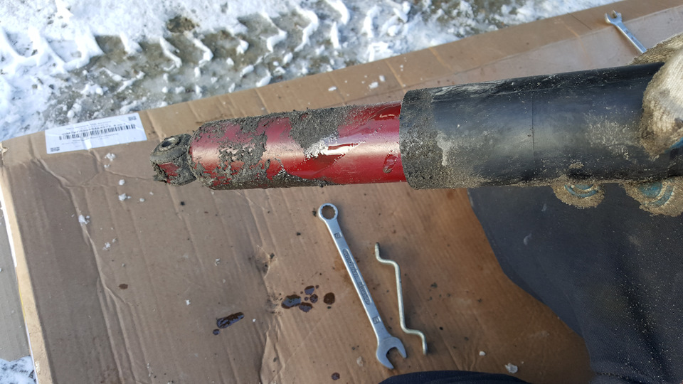 Амортизаторы bilstein на ниву шевроле. 5d82aa5s 960. Амортизаторы bilstein на ниву шевроле фото. Амортизаторы bilstein на ниву шевроле-5d82aa5s 960. картинка Амортизаторы bilstein на ниву шевроле. картинка 5d82aa5s 960. Решил заморочиться в эти выходные и поставить пружины с Мерседеса МЛ500 на свою Шевроле Ниву) По времени вышло не так уж долго, делал все вместе с другом, справились, потратив где-то по 1.5 часа на каждую сторону. Самое суровое было лежать и стоять на коленях на бетонной плите зимой…( Сняли колесо с левой стороны