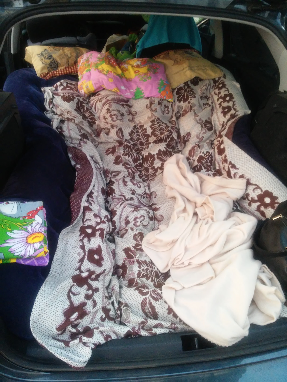 Надутый матрас в багажнике — Skoda Rapid (1G)