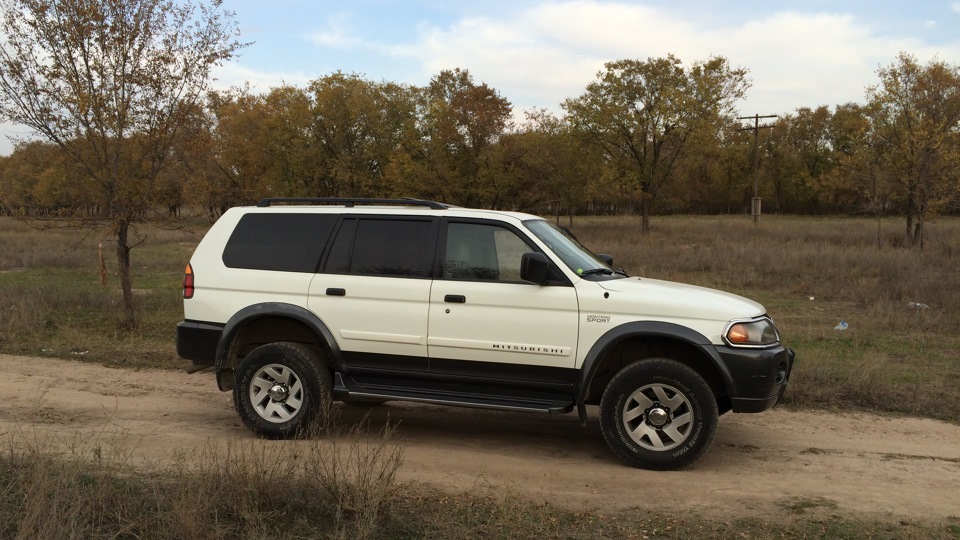 Монтеро спорт отзывы. Монтеро спорт 2001 белый. Montero Sport 2001 белая. Mitsubishi Montero 1998. Montero Sport 2001 белого цвета.