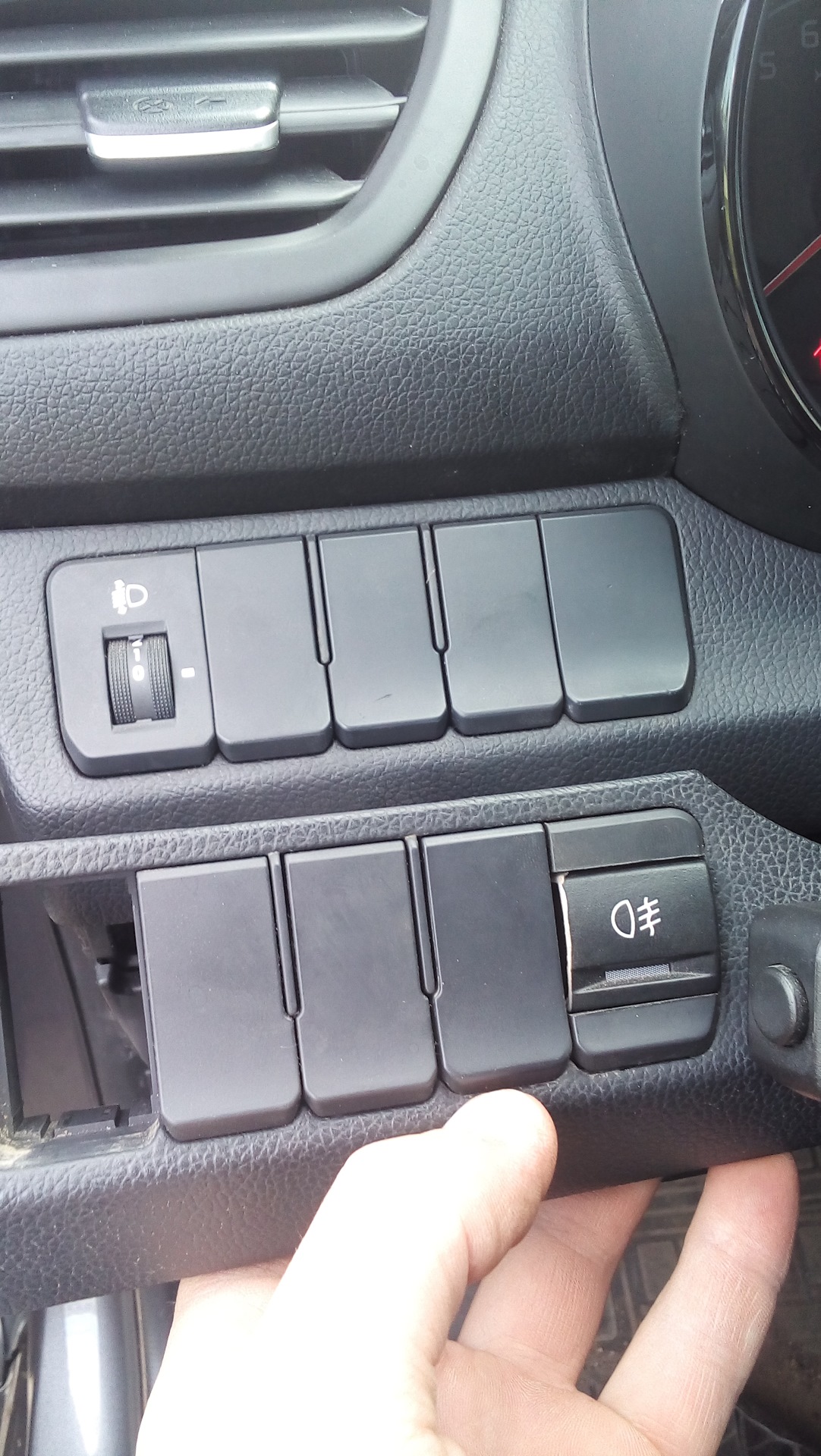 Кнопка киа рио купить. Kia Rio 2012 кнопка ESP. Заглушка кнопки Киа Рио 3. Доп кнопки Kia Rio 3. Блок кнопок на Киа Рио 3 на панель.