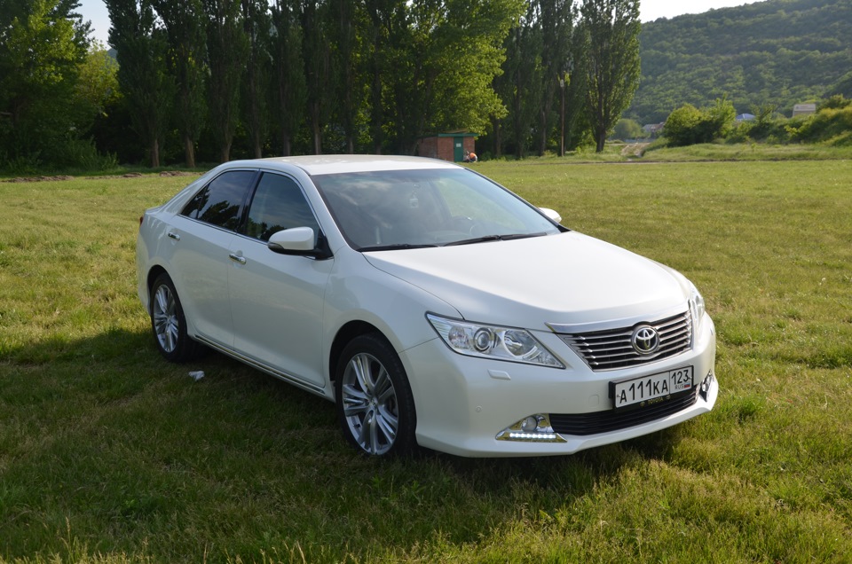 Белая камри. Toyota Camry белая. Камри Тойота Камри белая. Тойота Камри белого цвета. Машина белый Тойота Камри.