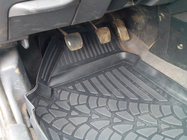 6. Коврики в салон Nissan Almera N16 - Nissan Almera II (N16), 1,5 л, 2005 года 