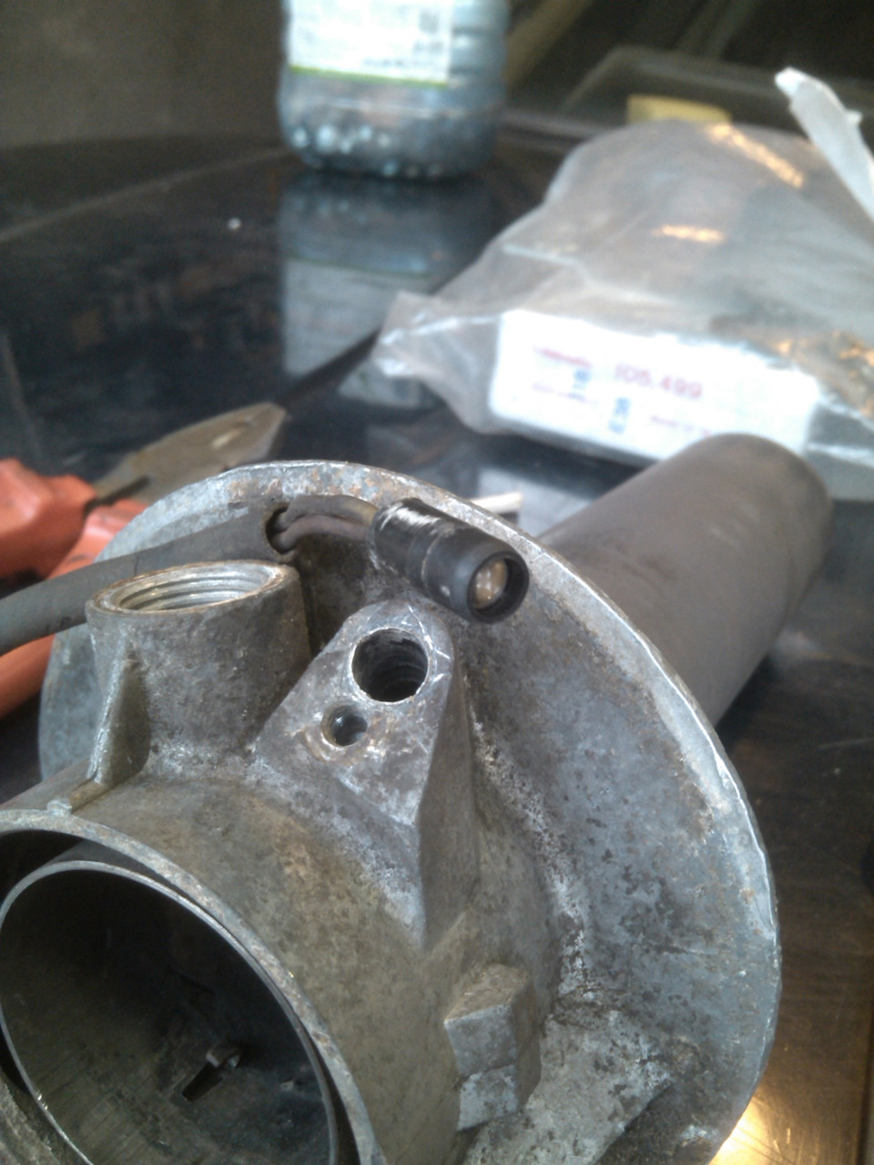 Пластиковая капсула с датчиком и отверстие под этот датчик — Mercedes-Benz S-Class (W126)