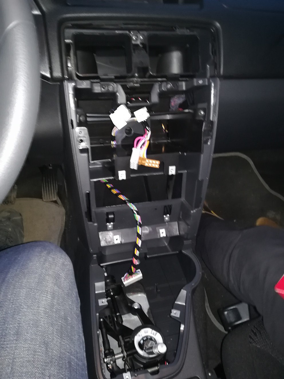 Нижняя рамка с подстаканниками ОЧЕНЬ тугая. Автоваз гори в аду — Lada Приора седан