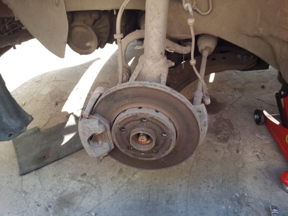 Замена передних амортизаторов, тормозных дисков колодок и покраска ...