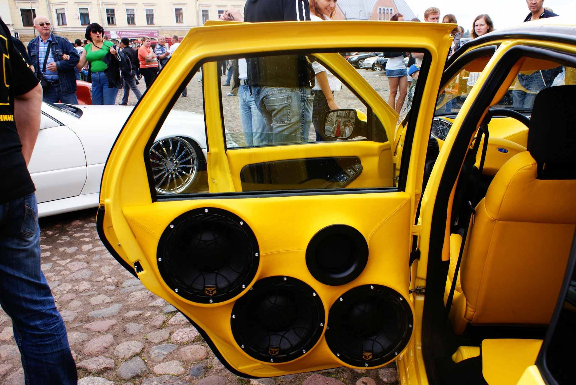 Включи звук спортивного. Спортивный автозвук. Звук спортивного автомобиля. Звук как у спортивного авто. Беларусь тюнинг и музыкой.