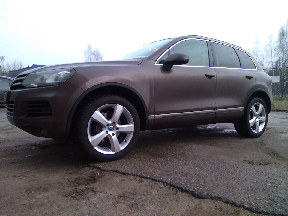 Туареги 18. Диски ayers Rock r20 Volkswagen Touareg. Коричневый VW Touareg NF r22. Диск Volkswagen Touareg r18.