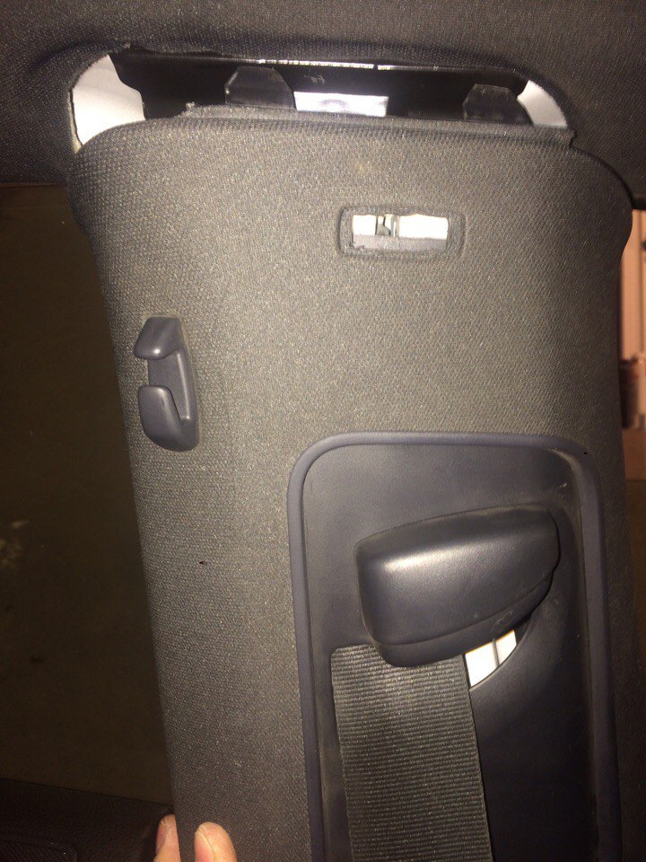 Ремни безопасности плохо возвращаются что делать. 5dbdbdes 960. Ремни безопасности плохо возвращаются что делать фото. Ремни безопасности плохо возвращаются что делать-5dbdbdes 960. картинка Ремни безопасности плохо возвращаются что делать. картинка 5dbdbdes 960. Ремень безопасности с пассажирской стороны стал еще хуже возвращаться обратно после использования. Когда пассажир спереди выходит и отстёгивает ремень, то он потом еще какое то время болтается и вяло — вяло возвращается назад. И проблема тут совсем не в пружине натяжителя и механизма, а в обычном скоплении пыли и грязи на петле внутри обшивки, через которую проходит ремень. Видел тут на Драйве несколько постов на эту тему. Некоторые пол машины разбирают, чтобы добраться до механизма ремней безопасности, снять его, перетянуть пружину и собрать все обратно. Делать этого совершенно не нужно. Тут поможет старая добрая силиконовая смазка. Решение проблемы, к стати, нашел на форуме Меган Клуба. Ремни безопасности плохо возвращаются что делать. 5dbdbdes 960. Ремни безопасности плохо возвращаются что делать фото. Ремни безопасности плохо возвращаются что делать-5dbdbdes 960. картинка Ремни безопасности плохо возвращаются что делать. картинка 5dbdbdes 960. Ремень безопасности с пассажирской стороны стал еще хуже возвращаться обратно после использования. Когда пассажир спереди выходит и отстёгивает ремень, то он потом еще какое то время болтается и вяло — вяло возвращается назад. И проблема тут совсем не в пружине натяжителя и механизма, а в обычном скоплении пыли и грязи на петле внутри обшивки, через которую проходит ремень. Видел тут на Драйве несколько постов на эту тему. Некоторые пол машины разбирают, чтобы добраться до механизма ремней безопасности, снять его, перетянуть пружину и собрать все обратно. Делать этого совершенно не нужно. Тут поможет старая добрая силиконовая смазка. Решение проблемы, к стати, нашел на форуме Меган Клуба.