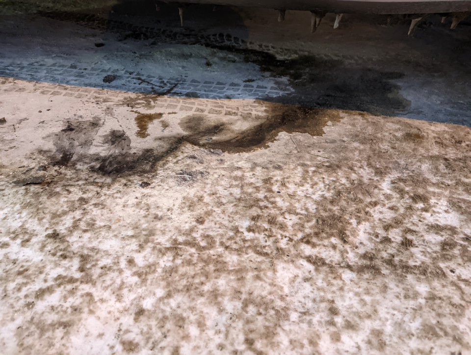 А вот такая лужа бензина была под автомобилем — Ford Fusion