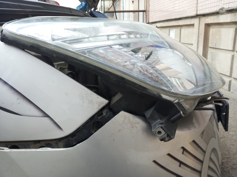 Замена ксеноновой лампы ближнего света (правой) — Toyota Prius (20), 1 ...