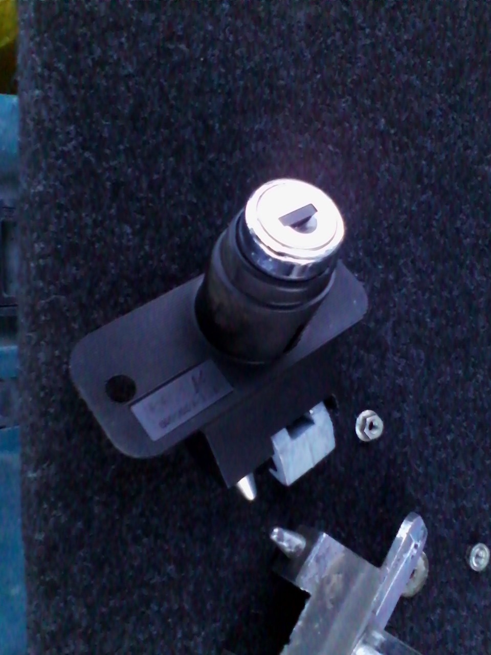 Новый замок крышки багажника — Lada 2114, 1,5 л, 2005 года | своими ...