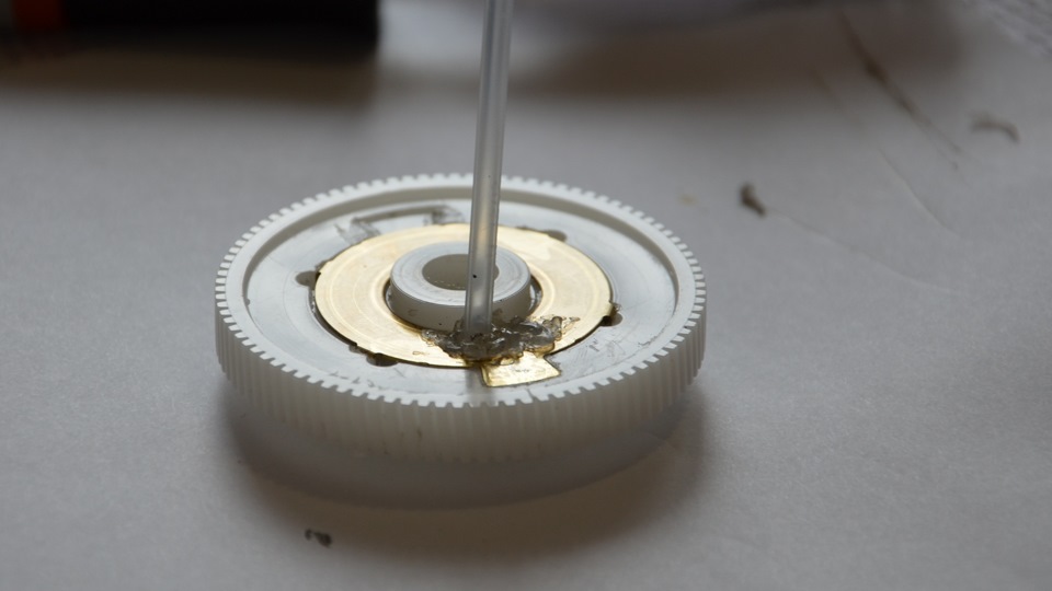 Возникшую в результате поворота ямку заполняем пластмассой при помощи того же паяльника. Я использовал исписанный стержень от шариковой ручки — Suzuki SX4 (1G)