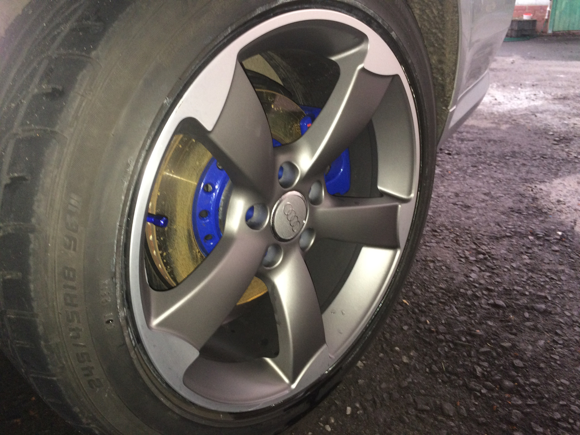 Налипание снега на дисках. Лучшие литые диски на зиму. Преимущества штамповки перед литьем. Лучшие литые диски на зиму. Диски зимние на машине.