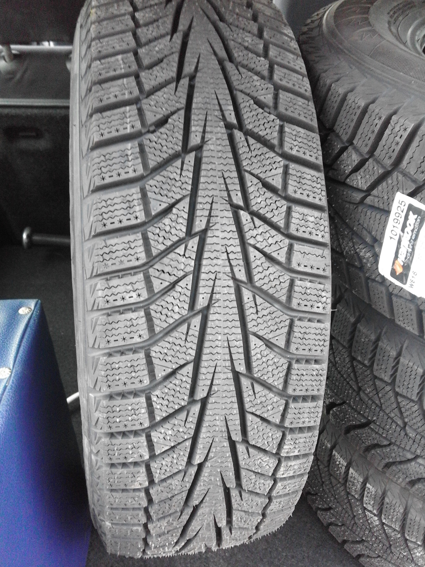 Шины hankook winter i cept. Hankook w616 Winter i*cept iz2 185/65 r15 92t. Hankook Winter i cept iz2 w616. Hankook Winter i*cept iz2 w616 185 65 r15. Шина Hankook Winter i cept iz2.