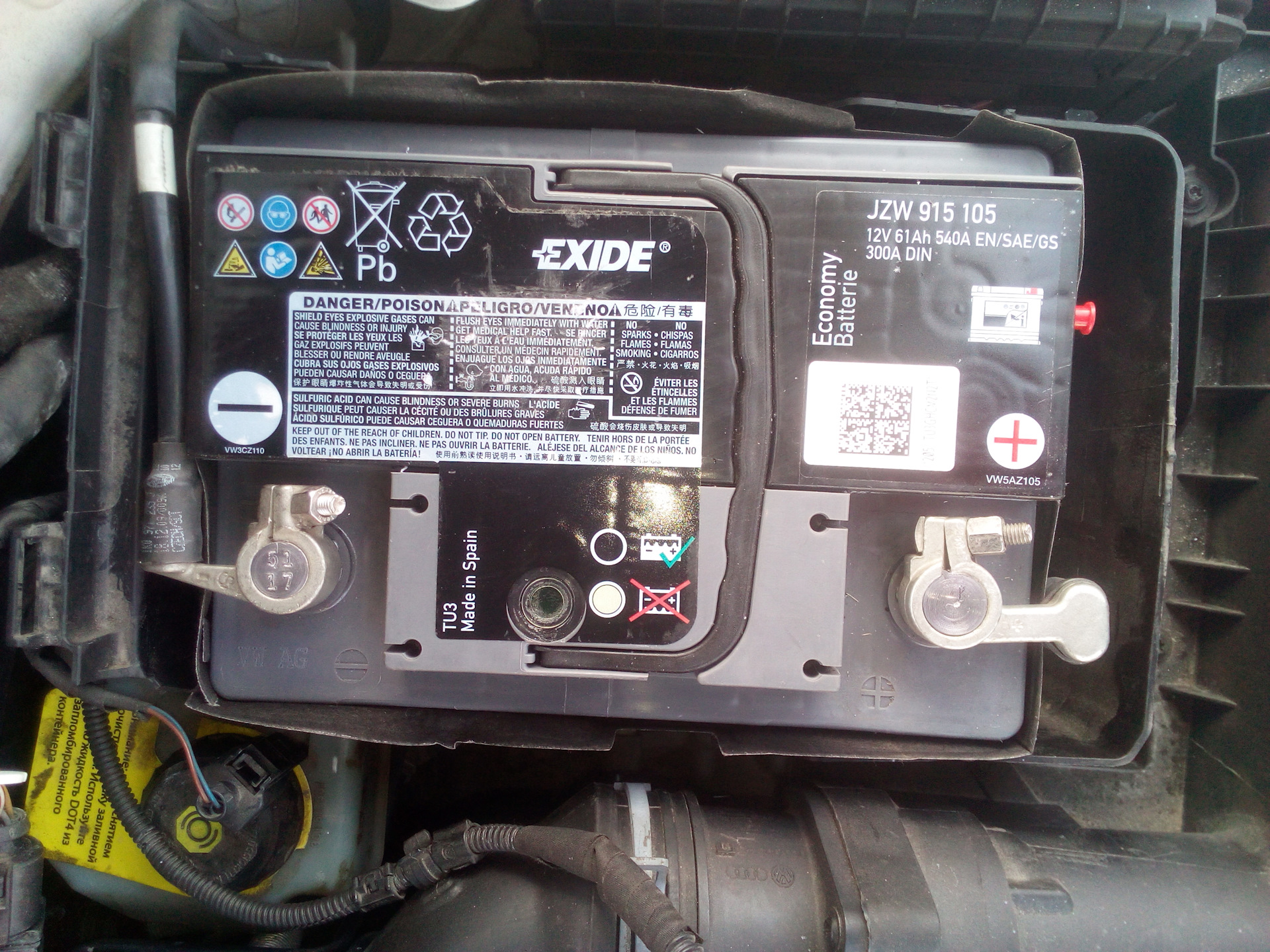 как снять аккумулятор фольксваген пассат