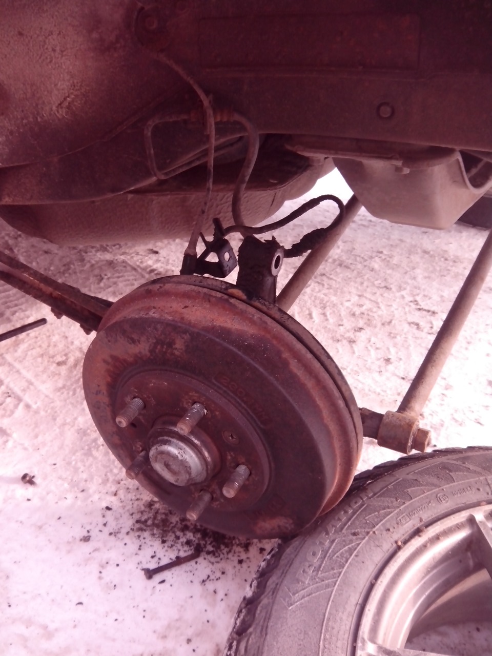 Замена задней стойки (на контрактную) — Mazda Premacy (1G), 1,8 л, 1999 ...