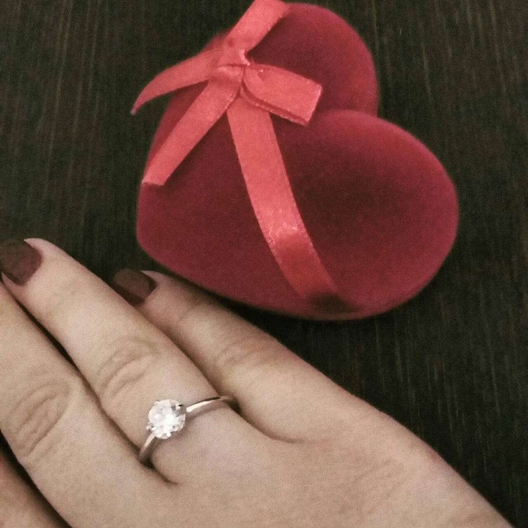 Какое кольцо дарят девушке. Кольцо подарок. Кольцо в коробочке для предложения. Кольца в подарок красивые. Кольцо для предложения руки и сердца.