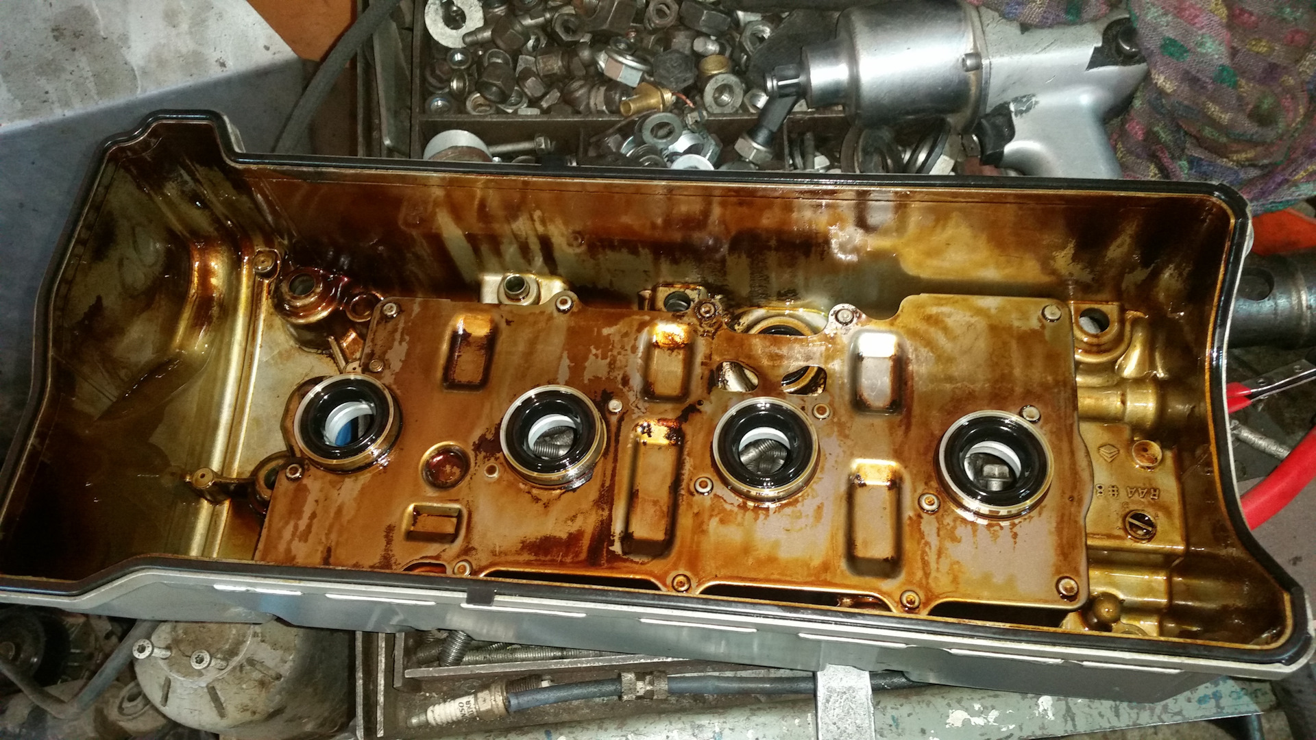 Клапанная крышка хонда срв 2. Клапанная крышка хонда срв. Крышка клапанов на срв 2008 2,4. Клапанная крышка к20а. Клапанная крышка хонда срв 3.