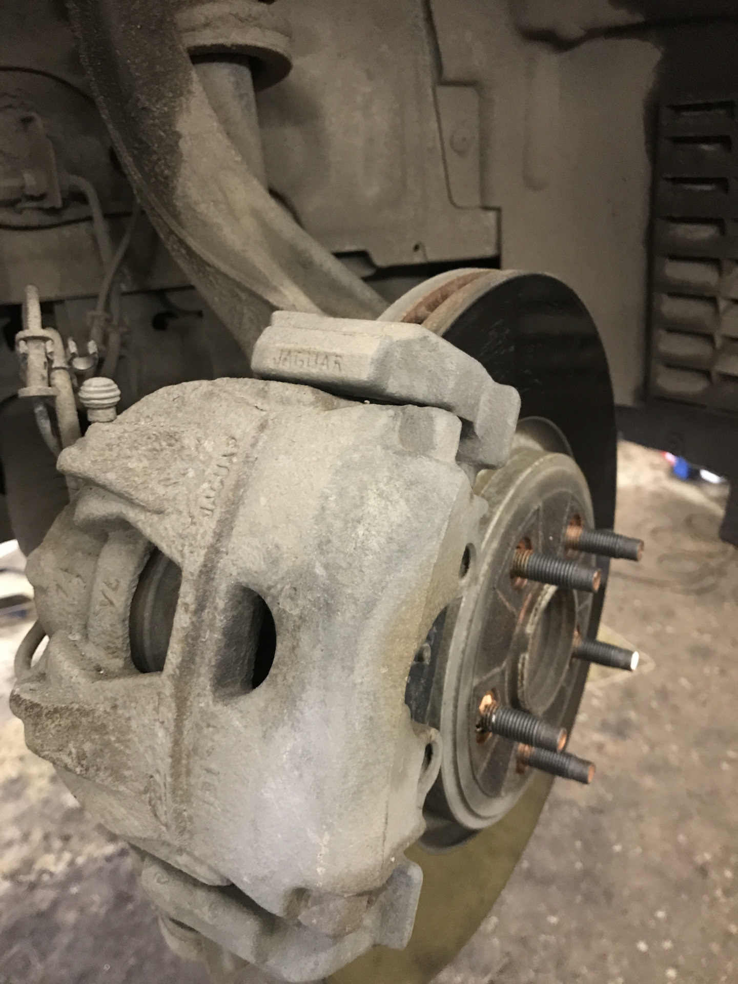 Замена передних тормозных колодок Jaguar XF 2 турбо. — Jaguar XF (1G ...