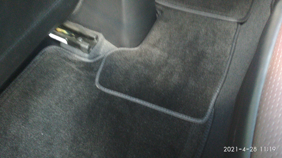 Вот не пойму, эту перемычку под или на ковры? Держится и так и эдак. — KIA Rio (3G)