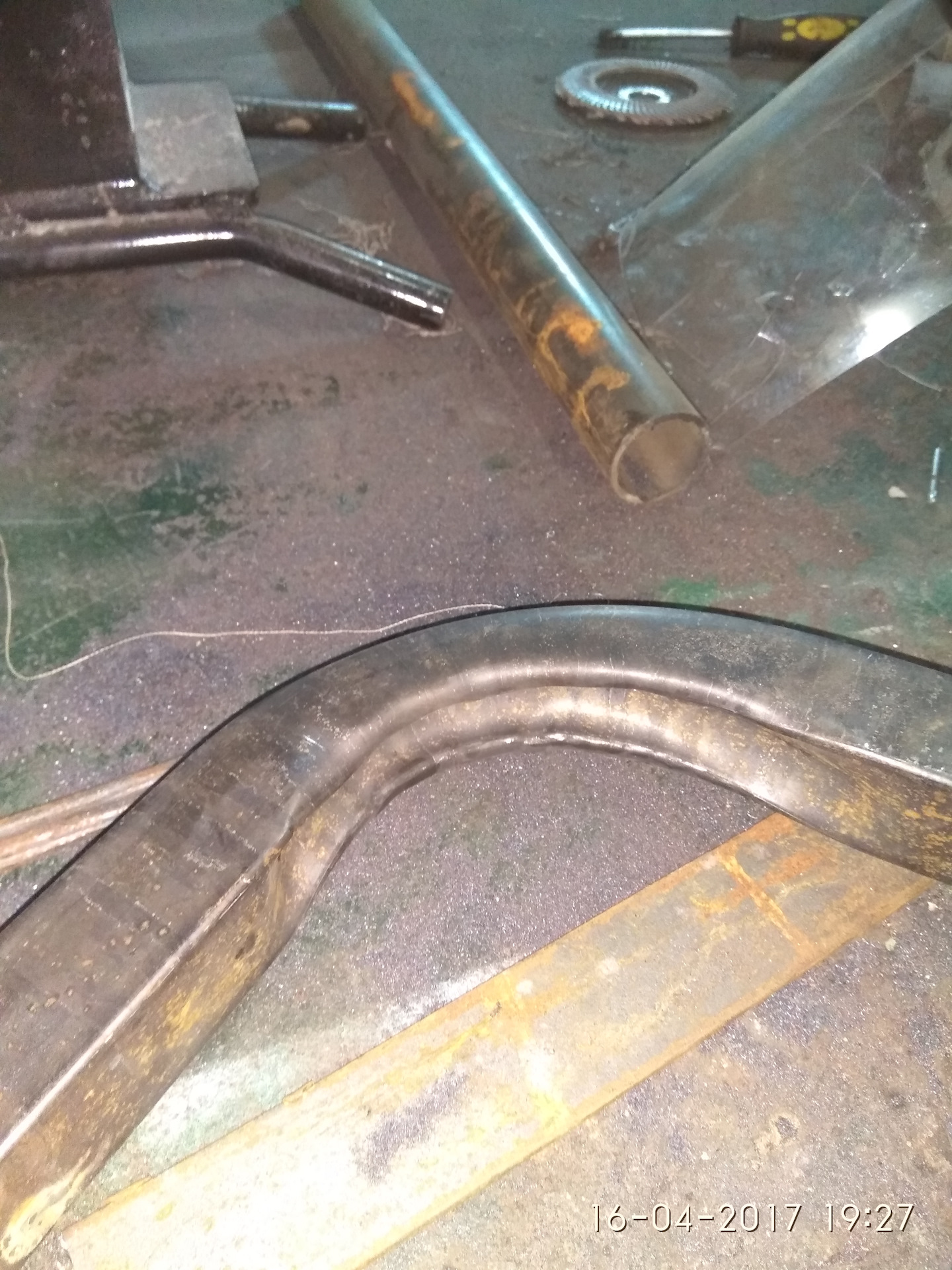 гнем трубу без трубогиба. гнём профильную трубу без трубогиба. торсион из профтрубы 50 50. загиб профильной трубы 40х20. как согнуть трубу 40 40.