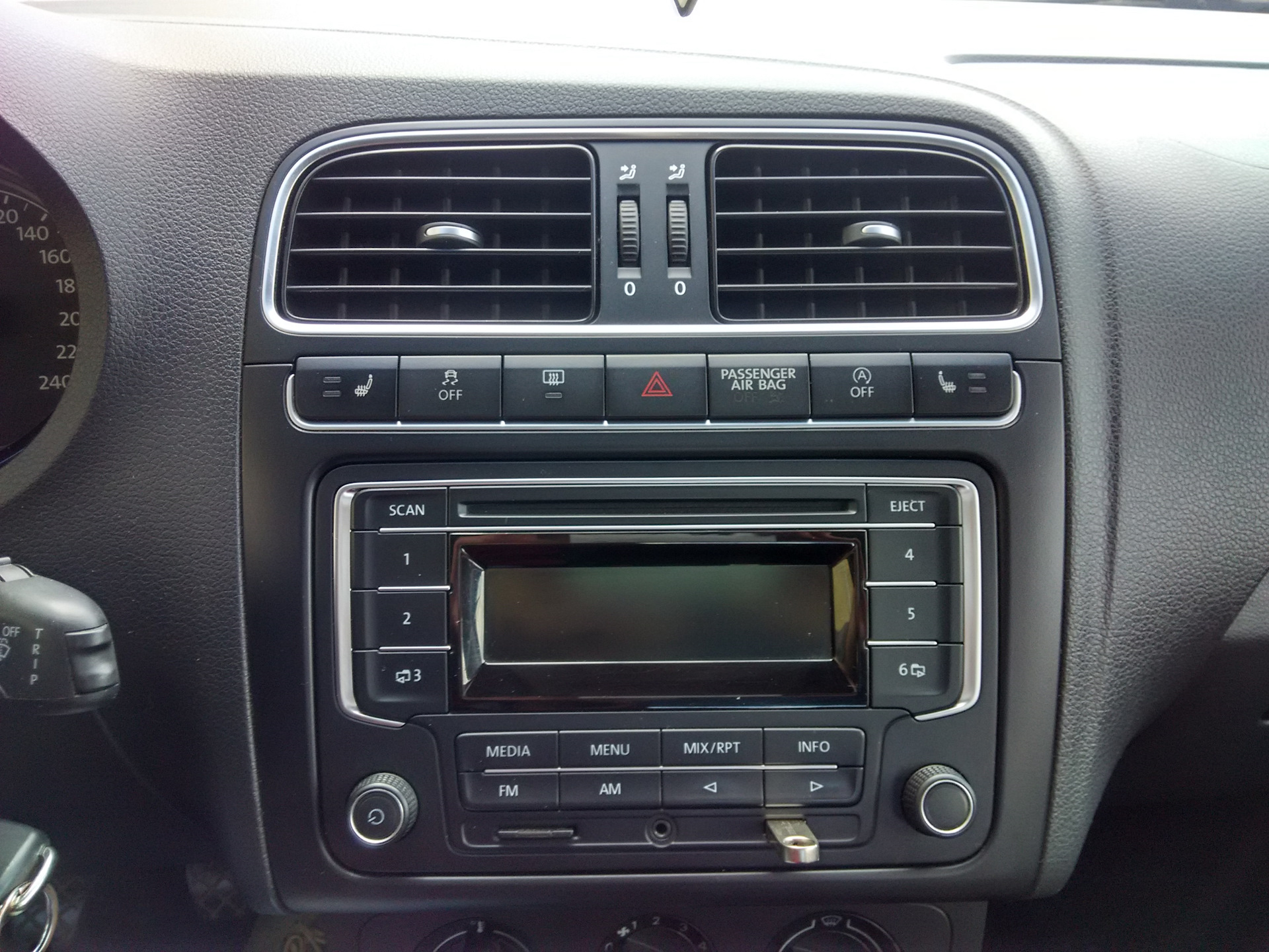 Поло кнопка esp. Клавиши центральной панели поло седан 5. Кнопки панели поло. Кнопки панели поло. Торпеда фольксваген поло 2022.