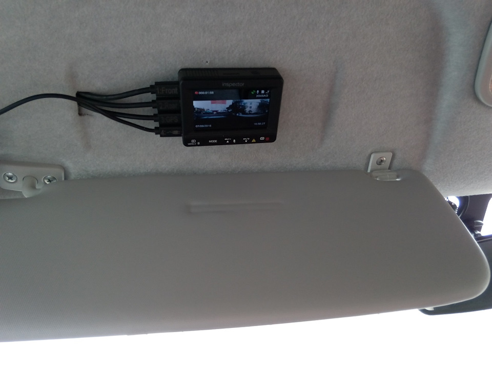 Блок регистратора прикрепил к потолку на двусторонний скотч. можно и карту памяти снять, и посмотреть на него если что. Козырьку не мешает. — Lada Kalina Cross. Запчасти на фото: O0001