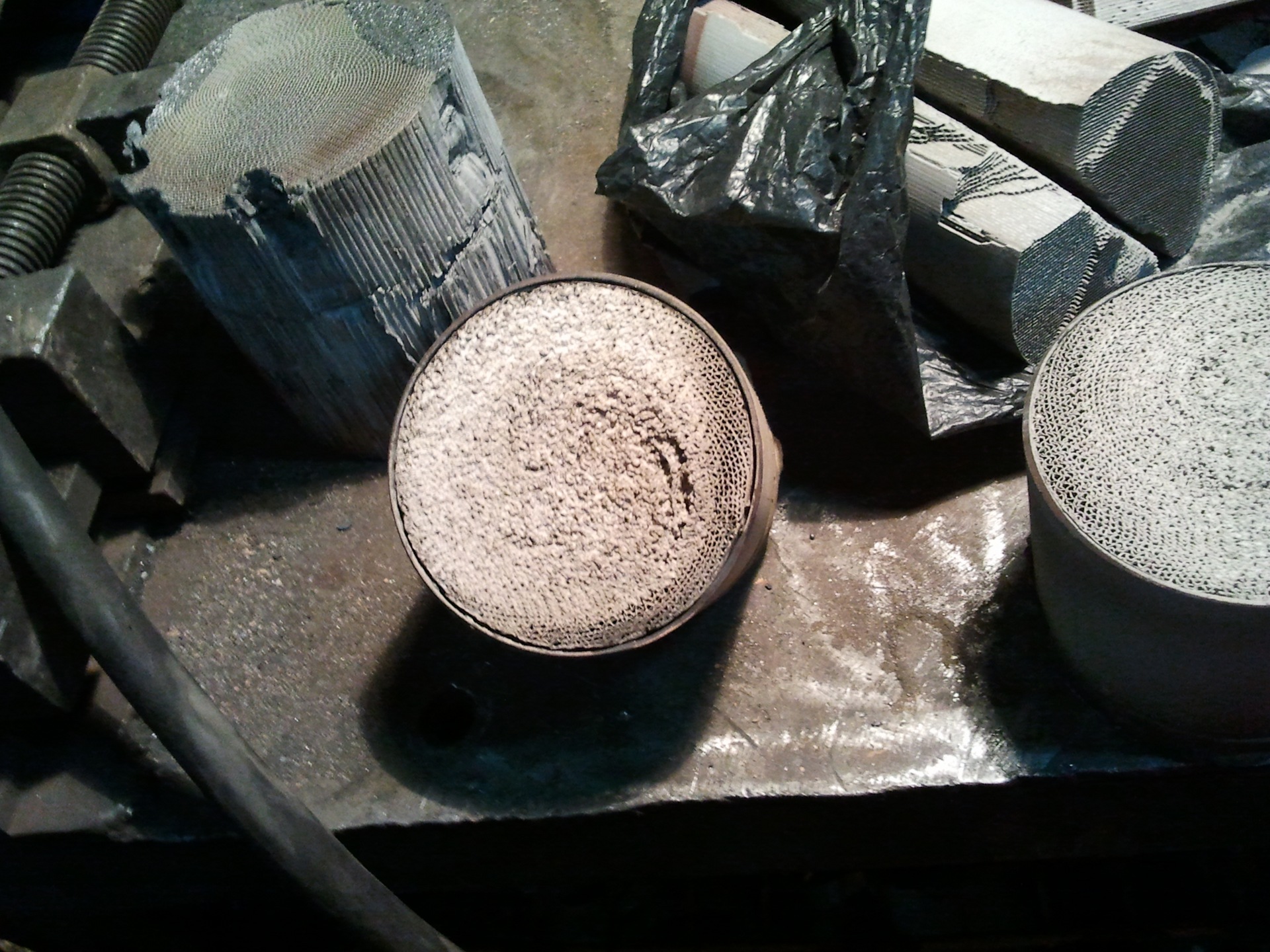 Подпольный катализатор. Универсальный катализатор автомобильный. Катализатор иномарки. Промышленные катализаторы. Промышленные катализаторы.