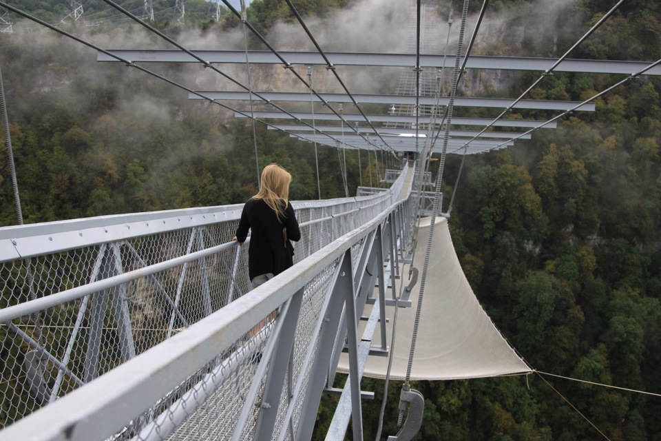 Skybridge джемете. Скай бридж мост в Сочи тропа\. Смотровая площадка Скай парк Сочи. Тбилиси Скай бридж. Смотровые площадки Скайбридж.