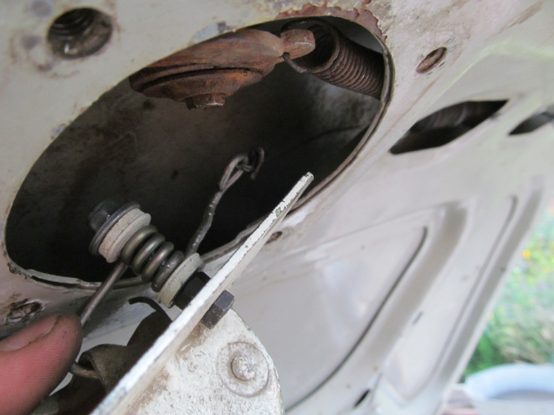 Механизм открывания багажника газ 3110. Заклинило багажник на волге. Электропривод багажника волга 3110. Как открыть багажник волги. Электромагнит для багажника.