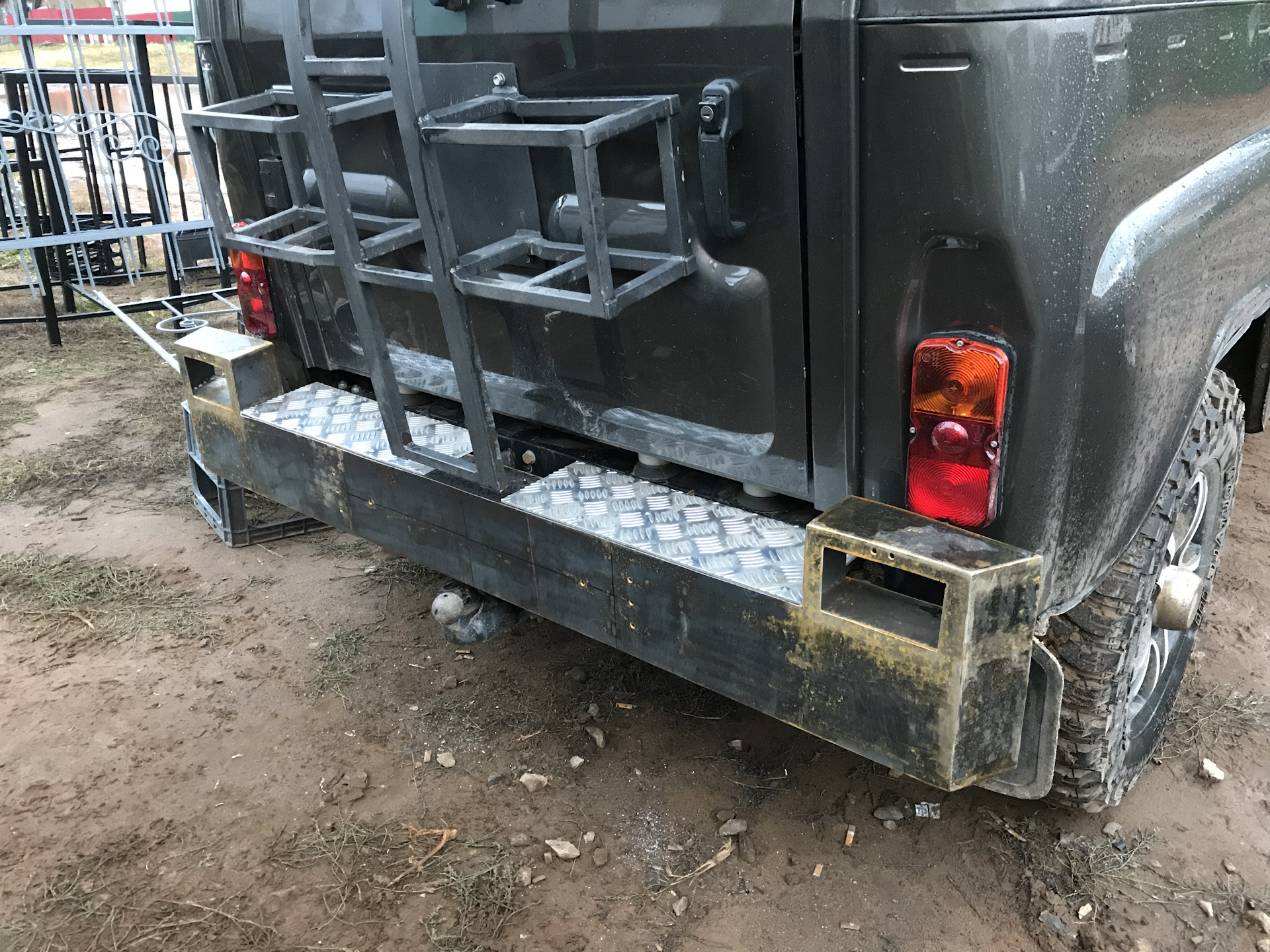 Задний бампер mazda 3 bm. Бампер задний mazda 3 bl. Нужен задний бампер. Как вырезать в бампере отверстие газель некс. Нужен задний бампер.