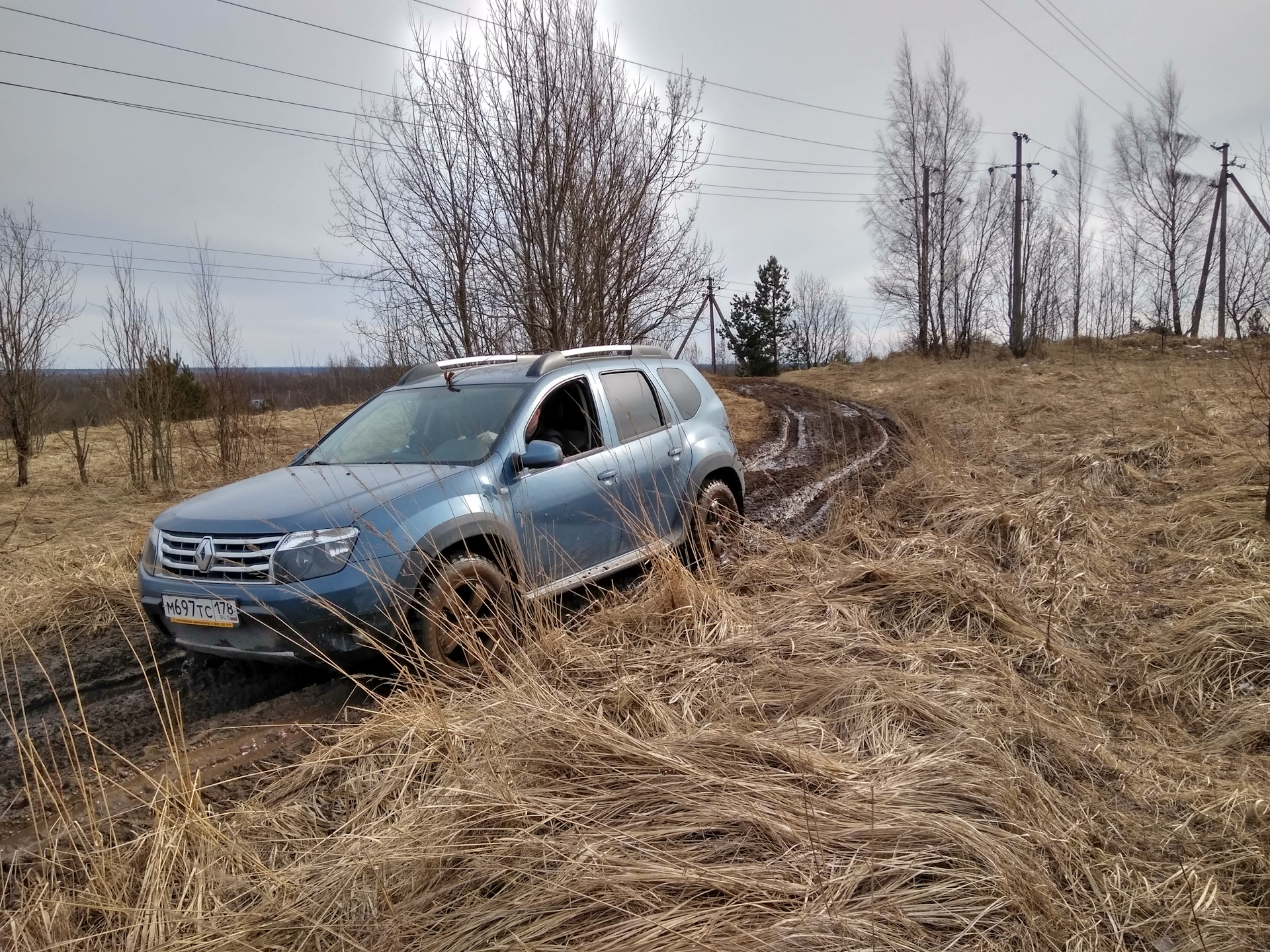 Дастер едет по грязи