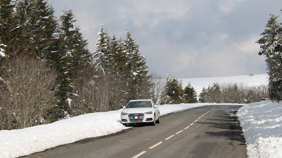 Два колеса на асфальте потому что не Кваттро. Рядом стояли Дастер и Икс-Трейл парапланеристов всеми колесами на снегу. Но мы из другой лиги. — Audi A4 (B9)
